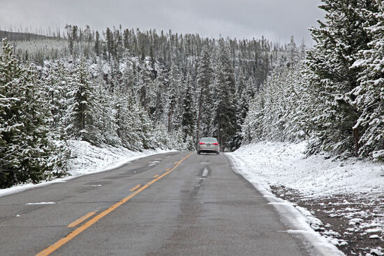 Abreisetag aus Yellowstone
In der Nacht vor unserer Abreise aus dem Yellowstone Nationalpark hatte es stark geschneit. Die Strassen waren teils überfroren und es war kein Zuckerschlecken, da herauszukommen. Nach Süden sollte es gehen, in den Grand Tetons Nationalpark.
