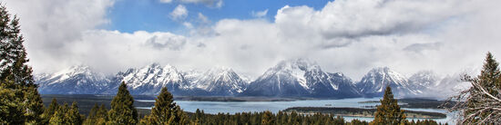 64-km-Panorama
Südlich des Yellowstone Nationalparks befindet sich die imposante, 64km lange Kette der Grand Tetons. Sie gehört zum Greater Yellowstone Ecosystem. Man muss sich mal vorstellen, wie gross das Greater Yellowstone Ecosystem ist, das ausser Yellowstone und Grand Teton den John D. Rockefeller Jr. Memorial Parkway und die angrenzenden National Forests beinhaltet. Es ist so gross wie Bayern und das Saarland zusammen, oder so gross wie Mecklenburg-Vorpommern, Brandenburg und Sachsen-Anhalt ZUSAMMEN.