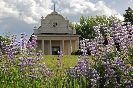 Frühling in Idaho
Gebaut von 1850-1853, ist die Kirche der "Mission of the Sacred Heart" das älteste heute noch stehende Gebäude Idahos. Mitte Mai umzingeln wilde Lupinen das Gelände und verleihen den altehrwürdigen Gebäuden eine frühlingshafte Leichtigkeit.