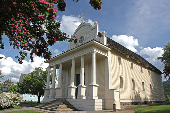 Mission of the Sacred Heart
Von Scarlet Hawthorn ("Rotdorn"; rot blühender, zweigriffeliger Weissdorn; Crataegus laevigata) umringt, steht die Kirche der Cataldo Mission auf einem Hügel mitten in der Wildnis Idahos. Man kann sich heute nur schwer vorstellen, wie mühselig die Anreise Mitte des 19. Jahrhunderts gewesen sein muss!