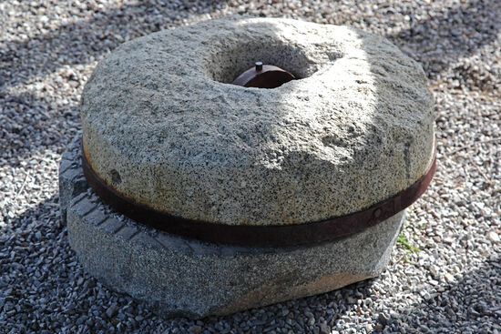Die "Mission of the Sacred Heart" in Cataldo, Idaho, war keine rein geistliche Institution, sondern Zentrum eines regen Miteinander im nördlichen Idaho, das zahlreiche Handwerker beherbergte, die für Nahrungsmittelproduktion, Maschinenproduktion und Reparaturen in der Region zuständig waren. Die pferdebetriebene Schrotmühle wurde 1848 von „Bruder Schmid“ und Bruder Magri entworfen, also vor der Erbauung der alten Missionskirche. Die Mühle diente zunächst der Mission und nach ihrem Weggang neu hinzugezogenen Siedlern.