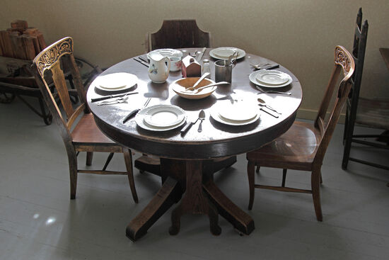 Im Pfarrhaus der Cataldo Mission ("Mission of the Sacred Heart") sind einige Originale aus der Gründungszeit ausgestellt, darunter der Esstisch des zweiten Pfarrers, des Jesuiten Antonio Ravalli.