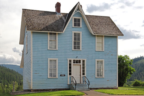Das ursprünglich 1850 gebaute Pfarrhaus brannte nieder, wurde aber 1887 halbwegs originalgetreu wieder aufgebaut. Das Obergeschoss beinhaltete vor allem Schlafzimmer, das Untergeschoss Räume für alltägliche Aktivitäten, z.B. Schreibstube, Küche und Betraum.