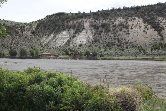 Die Hepburn's Mesa ist ein Hügel aus Sedimentgestein, das vor relativ kurzer Zeit - 2,2 Millionen Jahre - von einem Lavafluss überdeckt wurde. An der seitlichen Abbruchkante entdeckte der Hobby-Paläontologe John Hepburn, der 1909 in dieses Gebiet zog, zahlreiche Fossilien aus dem Miozän. Er eröffnete ein Museum mit seinen Funden, das nach seinem Tod im Jahr 1959 leider wieder geschlossen wurde.