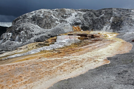 Gefrorene Wasserfälle
Ein früher Besucher des Yellowstone Nationalparks beschrieb die Travertinterrassen von Mammoth Hot Springs folgendermassen: "No human architect ever designed such intricate fountains as these. The water trickles over the edges from one to another, blending them together with the effect of a frozen waterfall."