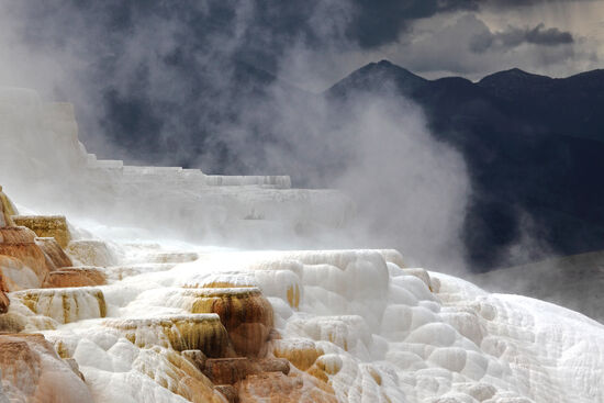 Wie bei Harry Potter
Eine finstere Stimmung liegt über Mammoth Hot Springs, als sich wie bei Harry Potter eine dunkel drohende Wolke über das Land legt.