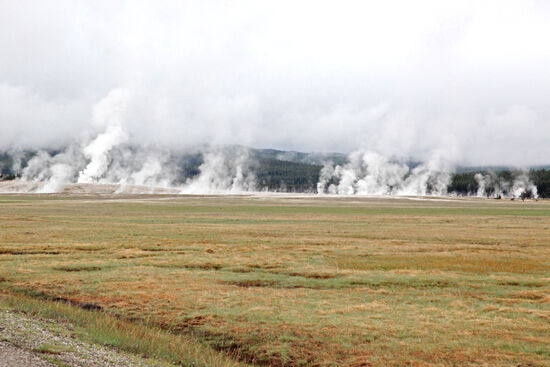 Im Tal der sieben krummen Wurzeln
Ich bin so heiss auf heisse Quellen, dass ich schon vom Strassenrand die ersten besten Dampfsäulen fotografiere. Jetzt im Spätwinter dampfen die heissen Quellen besonders stark. Selbst mitten auf den Wiesen erkennt man, wo sich heisse Stellen unter der Erdoberfläche befinden. Die Szenerie erinnert mich an meine Kindheit, als in der ZDF-Drehscheibe die Serie "Minitou" lief. Minitou lebte im Tal der sieben krummen Wurzeln und erlebte das ein oder andere spannende Abenteuer. Die älteren unter Euch werden sich vielleicht erinnern...