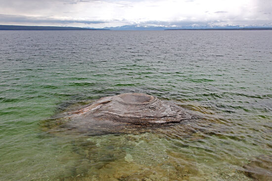 Fishing Cone
Im Jahr 1883 beschrieb Henry Winser in seinem Buch "The Yellowstone National Park - A manual for tourists" wie leicht man im Yellowstone-Nationalpark Forellen fangen und sie direkt von der Angel in den Geyser werfen kann. Dieser Geyser wurde danach schnell berühmt und er wurde lange Zeit genutzt, um in 3-5 Minuten eine Forelle verzehrfertig zu garen.