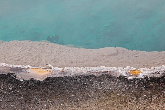 Jedes Jahr sterben im Yellowstone Nationalpark Menschen durch Anfälle akuter Dummheit. Wege sind klar markiert und überall warnen Hinweisschilder vor drohenden Gefahren, wenn man von den markierten und meist befestigten Pfaden abweicht. So einladend und kuschelig so ein Pool aussieht, so tödlich ist er. Stolpert man hinein, wird meist nicht mal mehr ein Skelett gefunden - die starken Säuren in der Quelle machen's möglich.