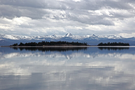 Malerisch liegt Stevenson Island im Yellowstone Lake. Im Vorfrühling bilden die hohen Berge einen erhabenen Hintergrund, Avalanche Peak, Top Notch Peak und Mt. Stevenson, um nur einige Grössen der Absaroka Range zu nennen.