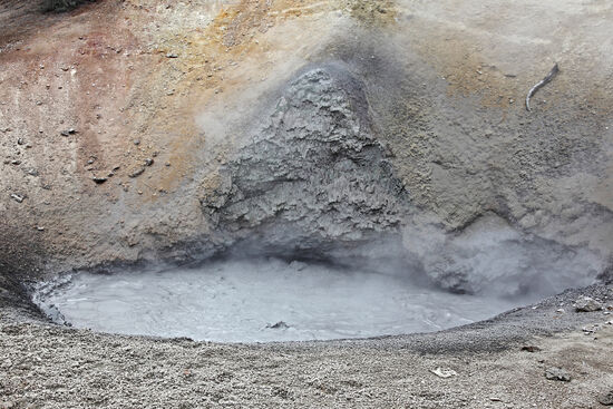Mud Volcano
Der Name ist Programm. Als der Mud Volcano im Jahr 1870 erstmals näher untersucht wurde, konnte man seine Ausbrüche aus einer Entfernung von 1,6km hören. Heute ist er etwas zahmer und brodelt lediglich mit etwas Schlamm vor sich hin. Das hydrothermale Gebiet um den Mud Volcano jedoch ist eines der aktivsten und gefährlichsten im gesamten Park. Hier sind Säure- und Schwefelkonzentration der heissen Quellen die höchsten im ganzen Park.