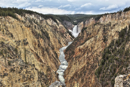 Im März 1872 machte die amerikanische Legislative das Yellowstone-Gebiet offiziell zum ersten Nationalpark der Welt. Bis April desselben Jahres hatte der Maler Thomas Moran einige seiner vor Ort angefertigten Skizzen in ein 4x3 Meter grosses Gemälde transformiert. Das goldgesprenkelte Tal und der aufschäumende Wasserfall des "Grand Canyon des Yellowstone" ergriff die Öffentlichkeit. "Die Szenerie ist zu gross und zu wundervoll, um sie in Worte zu fassen", erklärten Kuratoren im August des Jahres, "und kein Mensch kann jemals dieses Wunder nach Skizzen oder Fotografien in Schwarz und Weiss beurteilen."