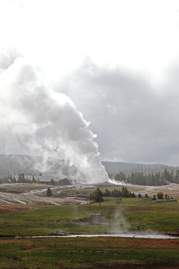 From A Distance
Aus der Entfernung ist Old Faithful fast noch schöner, als wenn man ihm zu sehr auf die Pelle rückt. Jetzt in der kalten Luft und aus der Entfernung wirkt seine Dampfsäule noch imposanter. Auf unserem Spaziergang müssen wir uns aber sputen - der nächste Schneesturm droht...
