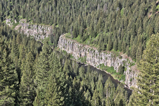 Caribou Targhee National Forest
Der Henry Fork des Snake River fliesst durch eine der letzten Calderas des Yellowstone-Hotspots und gräbt sich dabei mühevoll durch den Basalt. Durch spätere Eruptionen gab es weichere eruptive Ablagerungen, so dass der Fluss sich mal schneller und mal weniger schnell durch das Gestein gräbt. An den Grenzflächen entstehen dann oft pittoreske Wasserfälle...