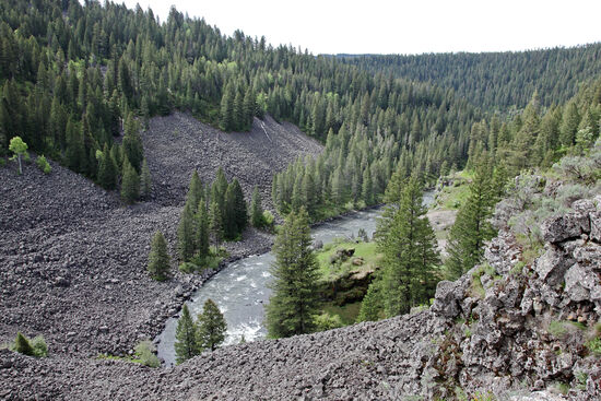 Steter Tropfen
Der Henry-Fork-Ast des Snake River hatte es in seiner Geschichte nicht leicht. Immer wieder kamen ihm Lavaflüsse in die Quere, die er mühselig in Jahrhunderten und Jahrtausenden durchnagen musste. Er fliesst praktisch mitten durch die erste der drei Yellowstone-Calderas, die auch unter dem Namen "Henry's Fork Caldera" bekannt ist.