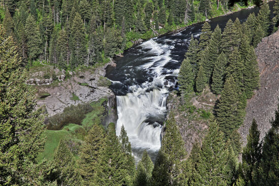 Lower Mesa Falls
Die Lower Mesa Falls im Caribou-Targhee National Forest, Idaho, sind zwar nur 20 Meter hoch, aber sie sind vom Wanderweg zwischen den Wasserfällen eine Augenweide. Der Henry-Fork-Ast des Snake River hat sich hier tief durch den Kraterrand der ältesten der drei Yellowstone-Calderas gegraben und das menschliche Auge ist aus mir unbekannten Gründen entzückt von Erosionsresten verschiedenster Art...