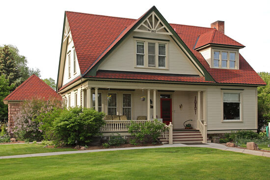 Sage Country Inn
Wir übernachteten im Sage Country Inn, einem kleinen B&amp;B. Das Frühstück war so phänomenal gut, dass wir nur deswegen sofort wieder hinfahren würden. Leider hat das freundliche Ehepaar Huseby das Sage Country Inn inzwischen verkauft, um in Montana zu leben. So wird der Aufenthalt in dem 1907 erbauten Gebäude wohl für immer ein schönes, aber nicht wiederholbares Erlebnis bleiben. Stellt Euch vor: sie haben dieses wunderschöne Haus aufgegeben, um in MONTANA zu leben. Das sagt eine Menge über Burns aus...