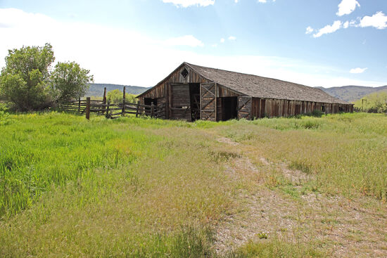 Wildwestromantik ?
Die lange Scheune von Peter French wurde in den 1870er Jahren gebaut. Sie war eine von vielen Scheunen auf dem immens grossen Besitz und diente, wie alle anderen Gebäude dieser Art, zur Lagerung von Viehfutter für den harten Winter und zum unterstellen der Pferde. Die Wildwestromantik gab es nicht. Es war harte Arbeit, wie überall anders auch.