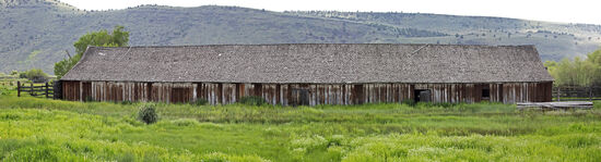 The Long Barn
Die P Ranch Long Barn gehört zu den wenigen erhaltenen Gebäuden der ehemaligen P Ranch, die 1872 von Peter French gegründet wurde. Die 50 Meter lange Scheune wurde aus Espen- und Kiefernholz gebaut und vom United States Fish and Wildlife Service restauriert. Die Behörde nutzt die Scheune heute noch, um Heu zu lagern und Pferde unterzustellen.