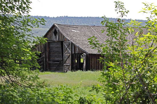 Geschichte zum Anfassen
Die lange Scheune, vom Viehbaron Peter French in den 1870er Jahren gebaut, wird heute noch genutzt und kann zur Besichtigung betreten werden.