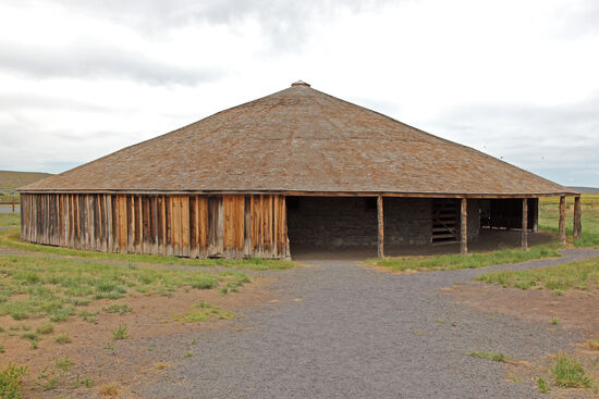 Peter French Round Barn
Peter French, einer der ersten Viehbarone in Oregon, hatte um ca. 1880 die Idee, eine runde Scheune zu bauen. Dadurch konnten seine Angestellten Pferde auch im Winter trainieren, weil die runde Konstruktion ungestörte, kontinuierliche Bewegungen der Pferde erlaubte.