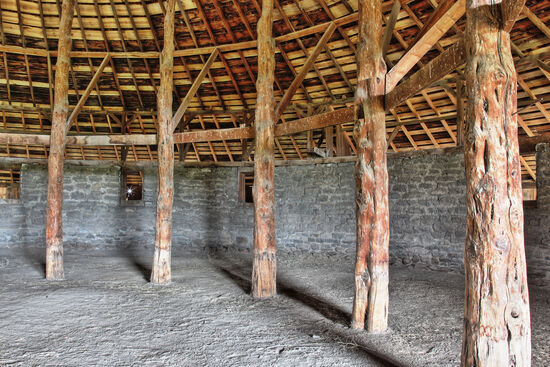 Wacholderstämme
Das konische Dach der Peter French Round Barn wird von einem 10 Meter hohen und 13 weiteren, niedrigeren Wacholderstämmen gehalten. Die Originalscheune ist nicht erhalten. 1969 bauten die Rancher Thomas und Richard Jenkins die Scheune nach Originalplänen auf und schenkten sie der Oregon Historical Society. Die Peter French Round Barn ist gelistet im National Register of Historic Places und wird verwaltet vom Oregon Parks and Recreation Department.