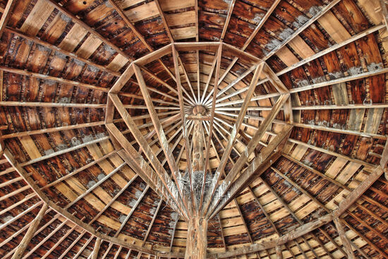 Die um den Mast kreisen
Die runde Scheune war hervorragend geeignet für das Training von Pferden, denn hier konnten sie sich kontinuierlich bewegen, ohne dass eine Ecke ihren Gang verlangsamt oder gestoppt hätte. Peter French’s innovative runde Scheune war in den 1880er Jahren ihrer Zeit weit voraus. "The power of the world always works in circles."