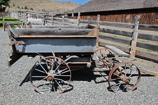 Müllwagen
Dieser robuste Müllwagen trug einen kommerziell hergestellten Behälter auf einem handgemachten Gestell. Er wurde hauptsächlich genutzt, um aufgelesene Steine von den Feldern abzutransportieren. Die Steine wurden genutzt, um das Flussufer zu befestigen und um Furten über den John Day River zu stabilisieren.