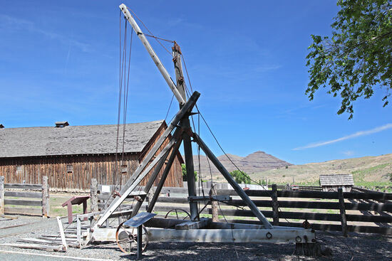 Hochstapler
Dieser Hochstapler (Heustapler) wurde auf der Farm angefertigt. Metallteile und Seile wurden per Postkutsche geordert und das Holzgestell wurde selbst angefertigt. Mit der Heugabel wurde Heu auf das Gerät gehäuft. Pferde zogen die Seile, so dass das Heu vom Boden angehoben wurde. Der Stapler wurde zum Zielort gefahren und das Heu konnte durch lösen eines Hebels ganz einfach fallengelassen werden.