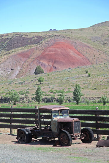Cant Ranch
Neben Fossilien soll den Besuchern des John Day Fossil Beds National Monument auch neuere Geschichte nahegebracht werden. So ist auf dem Gelände eine alte Ranch erhalten und als Museum eingerichtet worden. Nicht nur Häuser und Ställe sind erhalten geblieben, sondern auch einige landwirtschaftliche Geräte des 19. Jahrhunderts. So kann man Heurechen, Heustapler, Mistwagen und andere interessante Gegenstände bewundern. Der alte Schlepper ist allerdings aus dem 20. Jahrhundert.