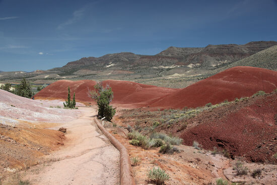 Die Farben Oregons
Nun ja, hier sehen wir natürlich nicht alle Farben Oregons, aber ein beeindruckender Bundesstaat ist es auf alle Fälle. In Oregon gibt es traumhafte Sandstrände, Regenwald, Bergwälder, Vulkane, Gletscher, Flussläufe, Halbwüsten und Wüsten. Der Staat scheint für jeden Geschmack etwas zu bieten.