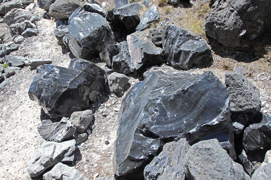 Walking on broken glass...
Schon mal auf Glas gelaufen? Der Big Obsidian Flow in der Newberry-Caldera ist nicht nur Oregons jüngster Lavafluss, sondern auch einer der bemerkenswertesten: er besteht aus wunderschönem, schwarzem Glas. Wenn gasarme Lava so schnell abkühlt, dass sich keine Kristalle bilden können, entsteht ein amorphes Siliziumdioxidgestein: GLAS.