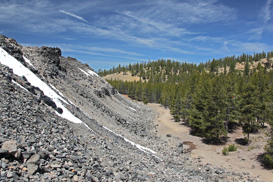 Jüngste Lava in Oregon
Der Big Obsidian Flow ist der jüngste grosse Lavafluss in Oregon. Mit 1300 Jahren ist er ein geologisches Baby. Viele Leute würden anmerken: "Da war doch noch der Mt.St.Helens, der im Jahr 1980 ausbrach". Aber der Mt.St.Helens liegt im Staate Washington.