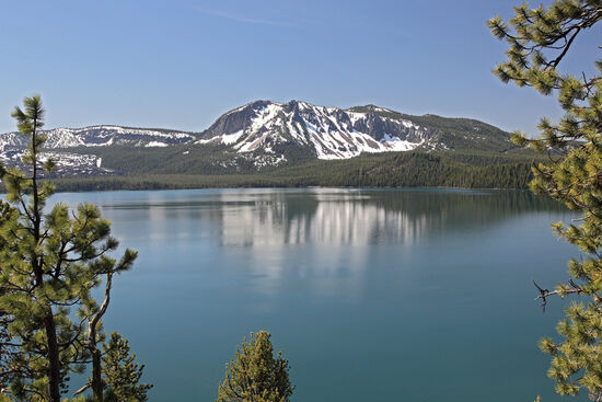 Paulina Peak ist die höchste Erhebung des Newberry-Kraterrandes. Der Krater hat einen Umfang von etwas über 32km. Paulina Peak ist 2434m hoch und thront über dem gleichnamigen See. Auch wenn es nicht so offensichtlich ist: der Newberry-Vulkan ist der grösste Vulkan der Cascades. Er könnte die Fläche des Bundesstaates Rhode Island locker bedecken. Dies entspricht den Flächen des Saarlandes und Bremens ZUSAMMEN.