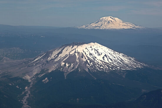 Mt. St. Helens &amp; Mt. Adams
Zum Abschied aus dem pazifischen Nordwesten der U.S.A. darf ich vom Flugzeug aus noch einmal einige der erhabenen Vulkane der Cascades sehen. Loowit (St.Helens) und Klickitat (Adams) sind die indianischen Namen der beiden Berge. Sie sind tragische Helden einer indianischen Legende.