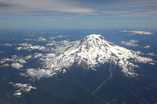 Mt. Rainier
Der letzte der grossen Vulkane im pazifischen Nordwesten, den ich auf meinem Rückflug nach Amsterdam sah, war der Mt. Rainier, der höchste Vulkan der Cascades. Mit seinen 4392m Höhe ist er von Seattle bei klarer Sicht sehr gut zu sehen und praktisch Hausberg der Metropole.
