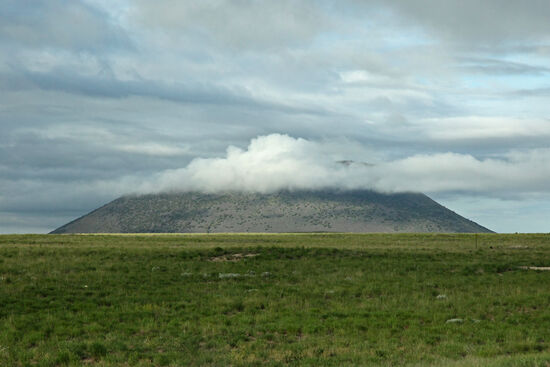 Middle Butte
Middle Butte ist ein angehobener Basaltklotz in der ansonsten völlig flachen Ebene des Snake River. Es gibt insgesamt drei dieser Erhebungen, aber die beiden anderen sind Aschekegel einer früheren vulkanischen Eruption.