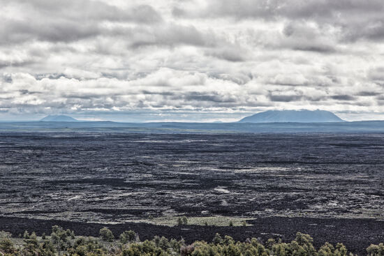 Big Southern Butte (rechts im Bild) ist ein gewaltiger Lavadom von 6,5km Durchmesser. Seine Höhe über der grossen, weiten Ebene des Snake River beträgt 762m. Er entstand vor 300000 Jahren und ist zusammen mit seinen beiden kleineren Brüdern weithin sichtbar.