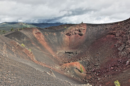 Ein Krater unter tausenden
Ein Krater im Craters of The Moon National Monument. Die genaue Anzahl der Krater lässt sich nicht bestimmen, weil über die gewaltige Fläche, die grösser ist als das Saarland, nicht nur viele viele viele Krater verstreut, sondern auch teilweise ineinander verschachtelt sind.