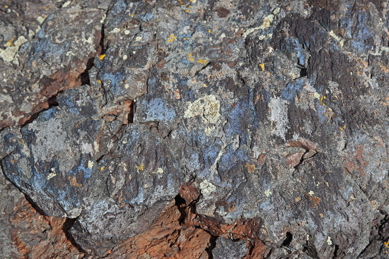 Blue Dragon Flow
Es gibt auch bunte Lava im Craters of the Moon National Monument. Ich meine damit nicht das rote Glühen der flüssigen Lava, sondern die Farbtöne der erkalteten Lava. Aus dem heissen Gestein blühen manchmal verschiedene Minerale oder metallische Niederschläge aus, die vom Regen nicht abgewaschen werden können. Resultat sind zart in allen möglichen Farben schillernde Lavablöcke. Allerdings: die orangenen Flecken sind Flechten.