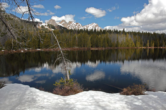 Bench Lakes
Die Bench Lakes sind eine Gruppe von 5 hochalpinen Seen, die sich in einer Höhe von 2362m bis 2632m befinden und untereinander durch einen Bachlauf verbunden sind. Zum Ende des Winters (Ende Mai) liegt noch reichlich Schnee selbst um die tieferliegenden Seen. Nichsdestotrotz fanden wir ein trockenes Plätzchen für ein Outdoorpicknick in der Einsamkeit der Rocky Mountains.