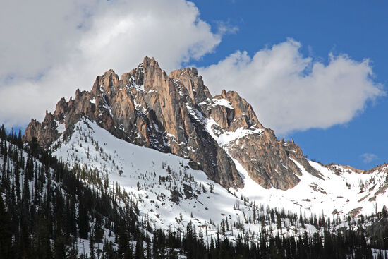 Thompson Peak ist mit 3277m der höchste Berg der Sawtooth-Kette in Idaho. Er erinnerte mich ein wenig an die Dolomiten. Von den Bench Lakes aus gesehen wirkt er sehr mächtig. Immerhin müsste man von den Seen aus nochmal fast 1000 Höhenmeter bis zu seinem Gipfel hinter sich bringen.