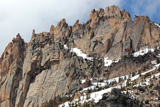 Gezackte Gipfel
Jetzt weiss ich, woher die Sawtooth Mountains ihren Namen bekommen haben. Die Gipfel sehen nicht nur aus der Ferne gezackt aus, sondern auch noch, wenn man ihnen näher kommt.