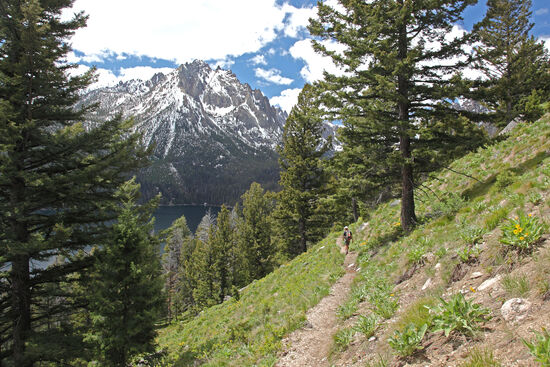 Der Grand Mogul, mit 2967m nur knapp 5m höher als die deutsche Zugspitze, wacht in der Sawtooth Wilderness über das Südende des Redfish Lake, den wir auf einer langen Tagestour einmal umrundeten. Der Rundweg ist etwa 30km lang und startet am Nordufer des Sees.