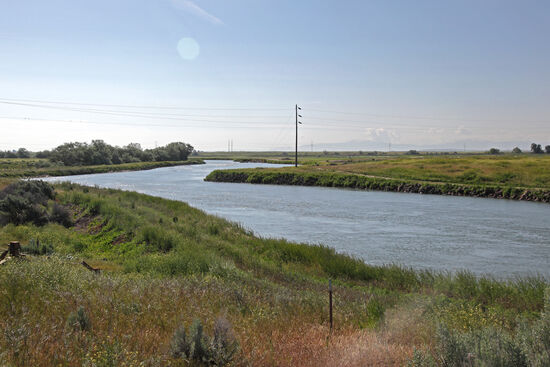 Der North Side Canal war die Lebensader inmitten der Trostlosigkeit des Internierungslagers Minidoka. Er brachte den Internierten Trost, die Heimweh nach dem feuchten pazifischen Nordwesten hatten. Hier in der trockenen Wüste in Idaho erinnerte der Kanal sie an ihre Heimat in Oregon, Washington, oder Alaska, wo fliessendes Wasser ganz selbstverständlich war. Der Kanal war das Band nach Hause.