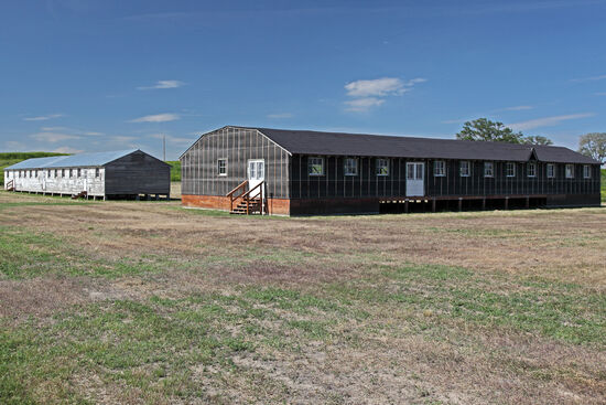 Wohnquartiere in Minidoka
“Mein erster Eindruck war: ein weites, verlassenes Ödland mit Barracken. Bewaffnete Soldaten wurden im Camp stationiert. Wir mussten im Sommer Staub und Hitze, im Winter den eiskalten Wind und Matsch ertragen, aber wir versuchten, uns ein neues Zuhause zu schaffen“ 
(Mariagnes Aya Uenishi Medrud, Minidoka Insassin, 1942-1945).