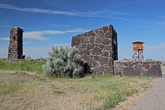 Minidoka
Der Eingang des Lagers war ein ständiges Zeichen für die Insassen des Internierunslagers Minidoka, dass sie Gefangene in ihrem eigenen Land waren. Obwohl die meisten in den U.S.A. geboren und loyal zu den Prinzipien und Werten des Landes waren, wurde ihnen das Bürgerrecht, Verfassungsrecht und Menschenrecht entzogen. Sie waren nicht mehr frei. Allein in Minidoka wurden von 1942 bis 1945 insgesamt etwa 13000 japanischstämmige Amerikaner interniert.