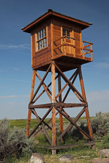Der Wachturm
Acht Wachtürme standen als ständige Erinnerung an den Verlust der Freiheit für 13000 amerikanische Staatsbürger japanischer Abstammung, die von 1942-1945 hier in Minidoka leben mussten. Das Abbild der Türme war für immer ins Leben der Gefangenen eingebrannt und wurde folgenden Generationen weitergegeben durch historische Fotografien, Kunst und Literatur. 
Ein bemerkenswertes Beispiel für die psychologischen Folgen dieser Internierung ist das Buch “Schnee, der auf Zedern fällt” (Snow falling on Cedars, David Guterson, 1994)