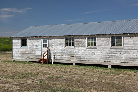 Baracke in Minidoka
In den U.S.A. gab es während des 2. Weltkriegs Konzentrationslager. In 10 Konzentrationslagern wurden insgesamt 110000 Amerikaner japanischer Abstammung aus den Küstenregionen der pazifischen Staaten Kalifornien, Oregon, Washington und Alaska interniert, davon 13000 in Minidoka, die hier auf 3,8 Quadratkilometer ein freudloses, erniedrigendes Leben in Barracken aus Dachpappe, hinter Stacheldrahtzaun und unter bewaffneter Aufsicht lebten. "Mögen diese Lager uns daran erinnern, was passieren kann, wenn äussere Faktorn verfassungsmässige Rechte verdrängen, die (eigentlich) allen Menschen in diesem Land garantiert werden." 
(Inschrift in Minidoka)
