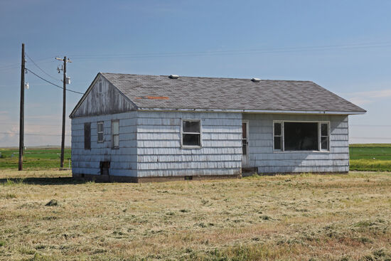 Farm-In-A-Day
Dieses Haus wurde innerhalb von 24 Stunden erbaut. Es war Teil eines Projekts innerhalb des Internierungslagers Minidoka, das zum Ziel hatte, nicht nur ein Haus, sondern einen ganzen Bauernhof innerhalb eines Tages zu errichten. So wurde gepflügt, eingeebnet, gepflanzt, es wurden Zäune gebaut, Gräben gezogen UND dieses Haus gebaut – alles an einem Tag.